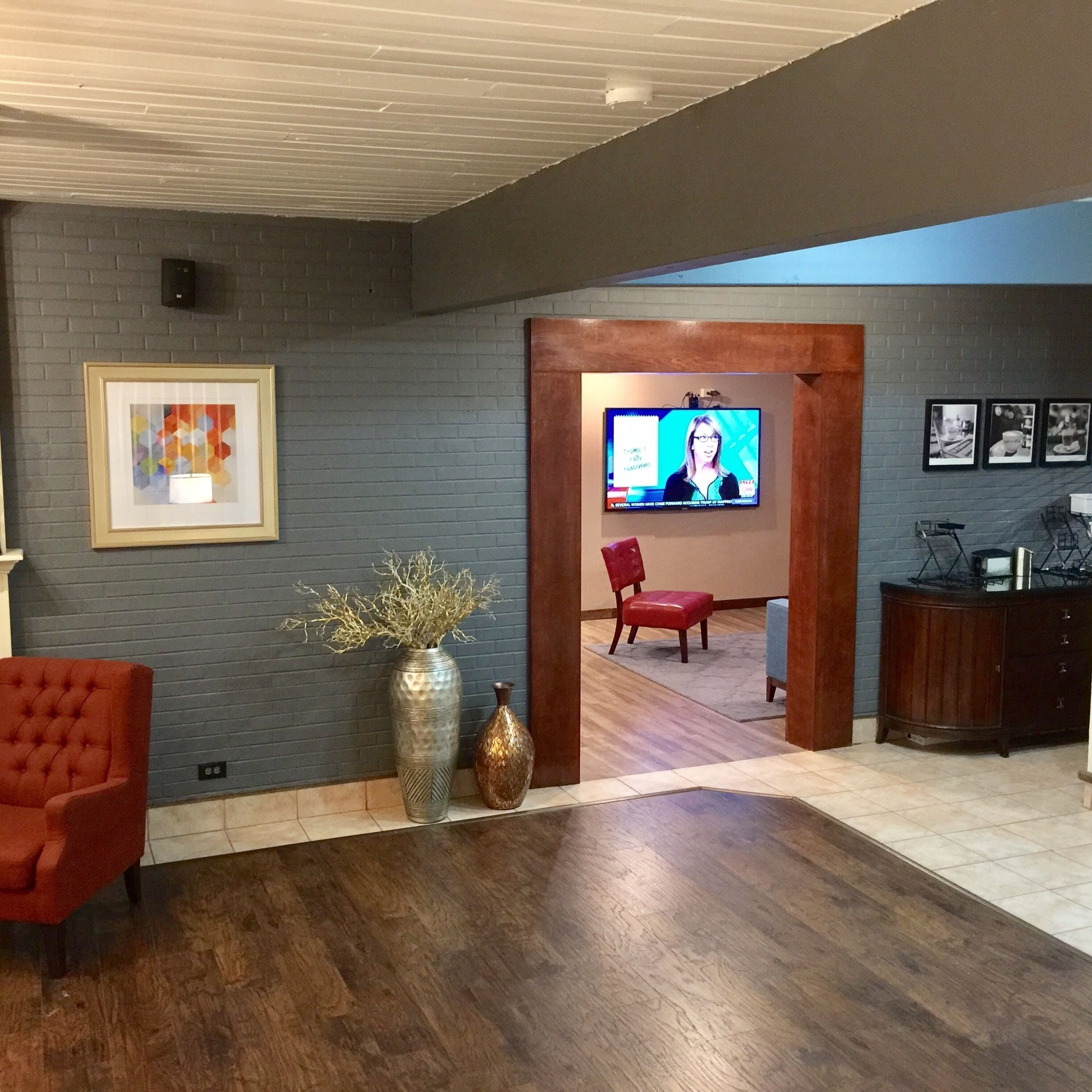 Standard Room, 1 King Bed, Non Smoking | Individually decorated, individually furnished, desk, blackout drapes