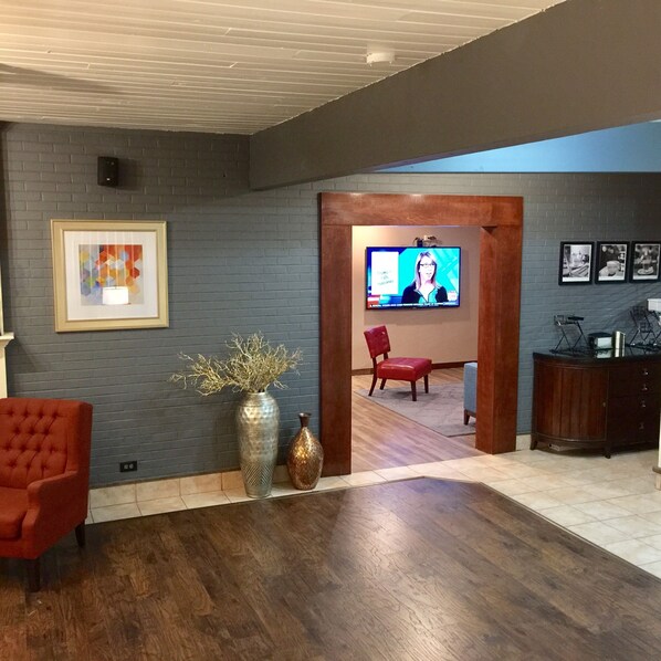 Standard Room, 1 King Bed, Non Smoking | Individually decorated, individually furnished, desk, blackout drapes