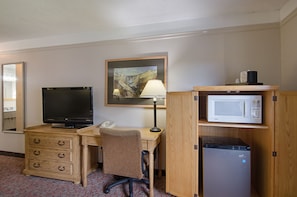 Standard Room, 1 King Bed, Non Smoking | Individually decorated, individually furnished, desk, blackout drapes
