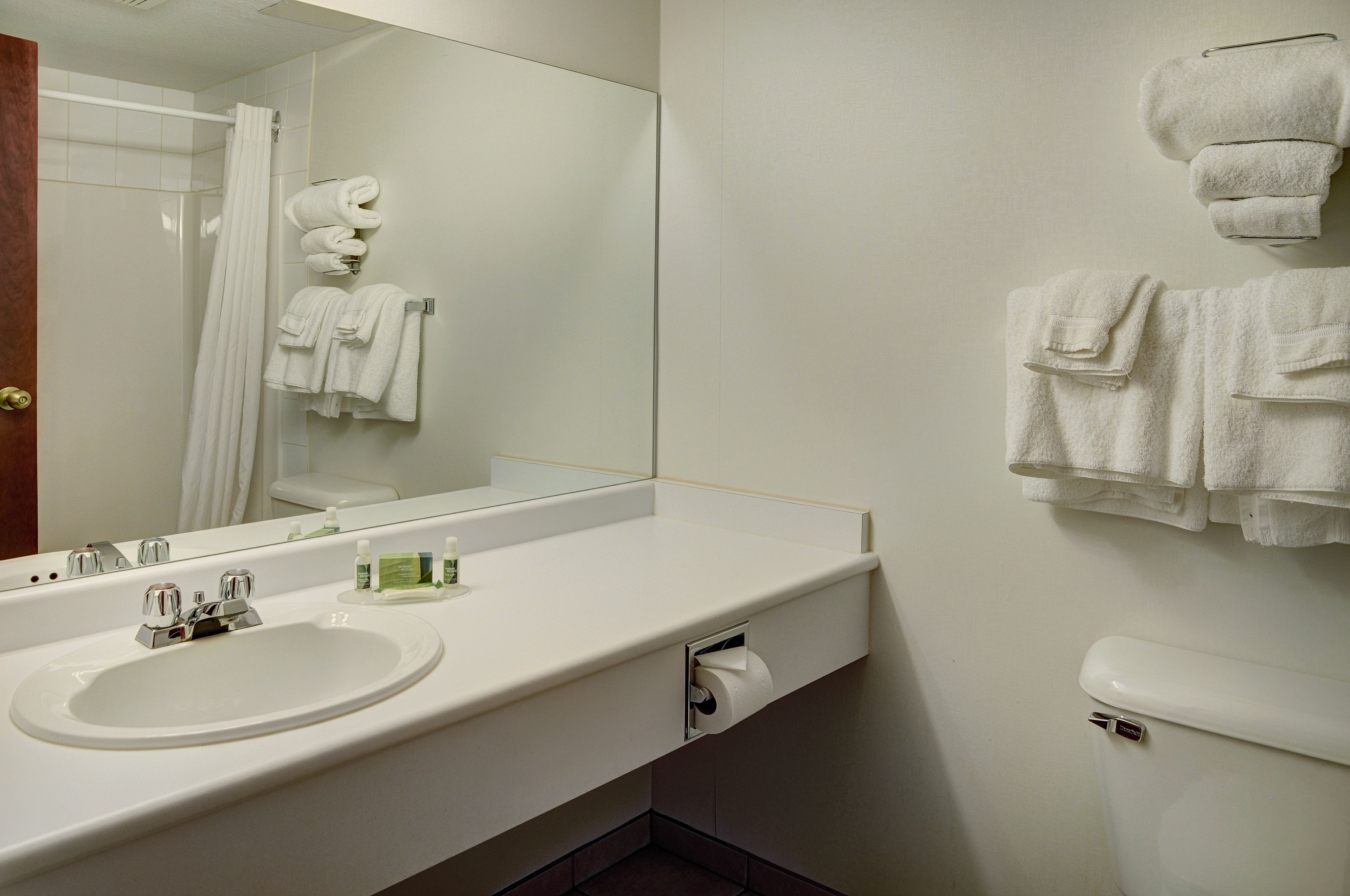 traditional double room, 2 queen beds | bathroom | combined shower/bathtub, free toiletries, hair dryer, towels