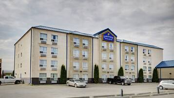 Un hotel de varios pisos con un letrero que dice 'Lakeview Inns & Suites'.