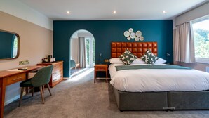 A bedroom with a bed, a desk, a chair, and a dresser. - The Conningbrook Hotel (Ashford)