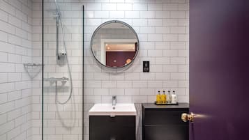 Economy dubbelrum | Badrum | Dusch, gratis toalettartiklar, hårtork och handdukar