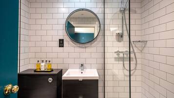 Dusche, kostenlose Toilettenartikel, Haartrockner, Handtücher