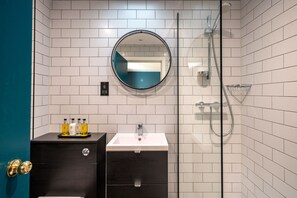 Een douche, gratis toiletartikelen, een haardroger, handdoeken