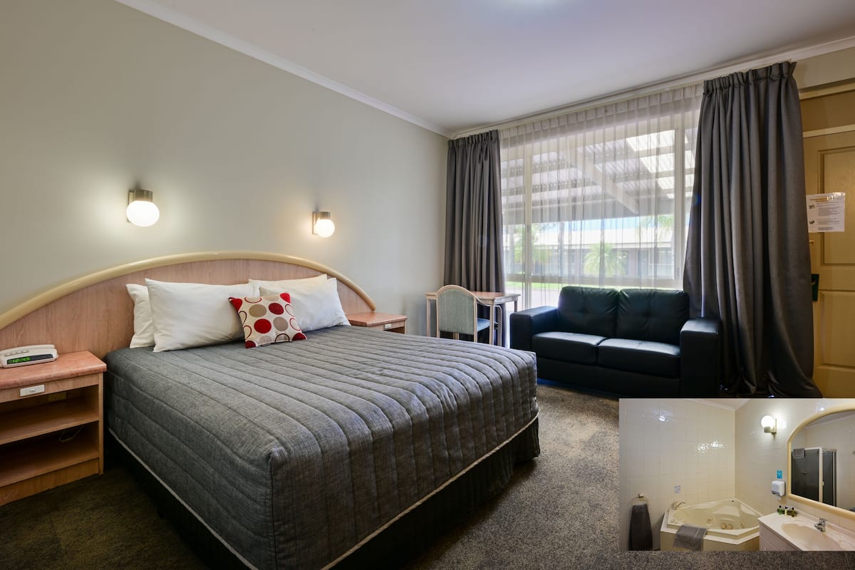 minibar, desk, iron/ironing board, free cots/infant beds