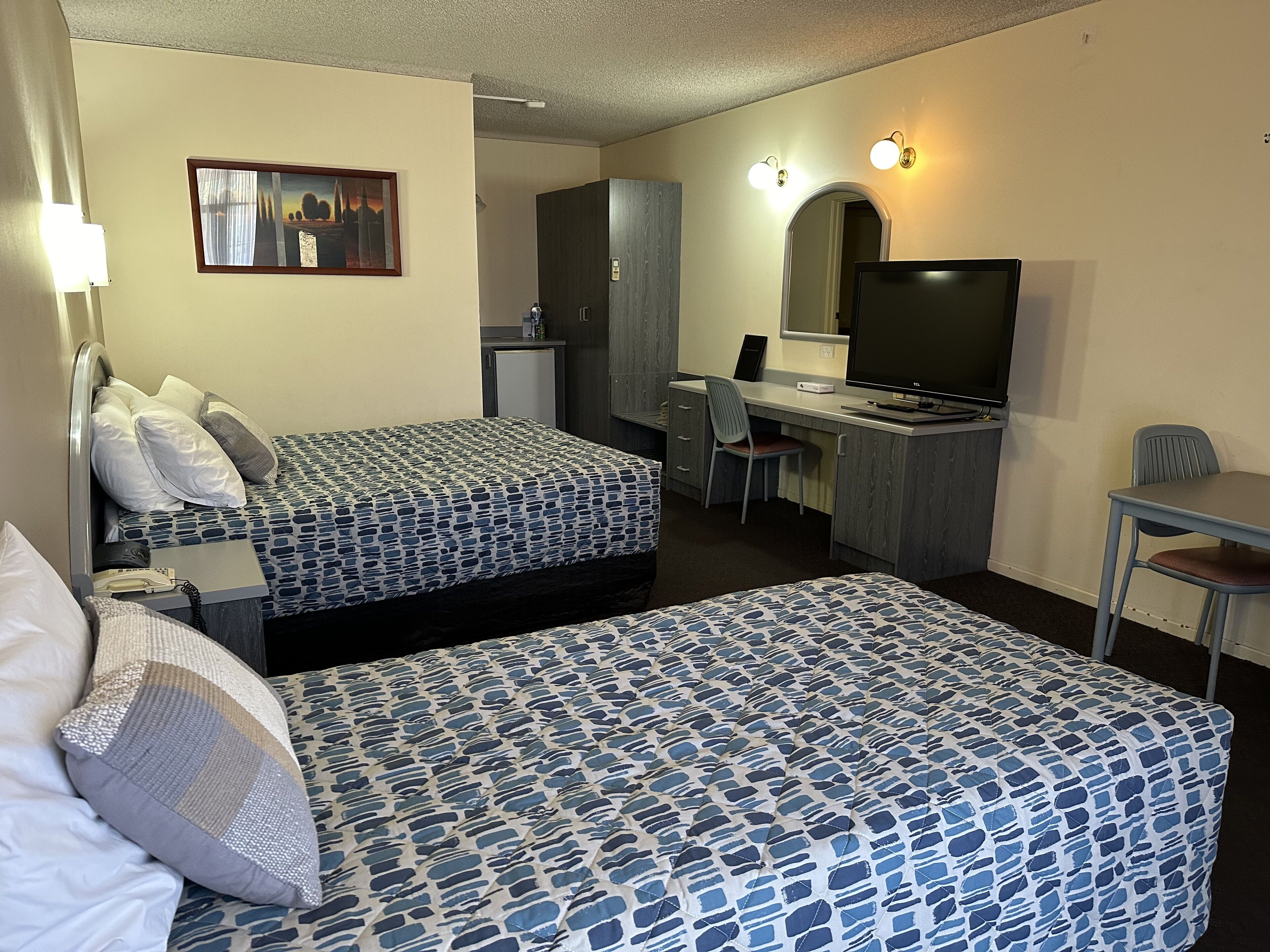 standard room, non smoking (standard unit) | minibar, desk, iron/ironing board, free cots/infant beds