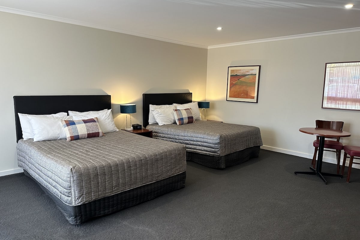 superior twin room | minibar, desk, iron/ironing board, free cots/infant beds