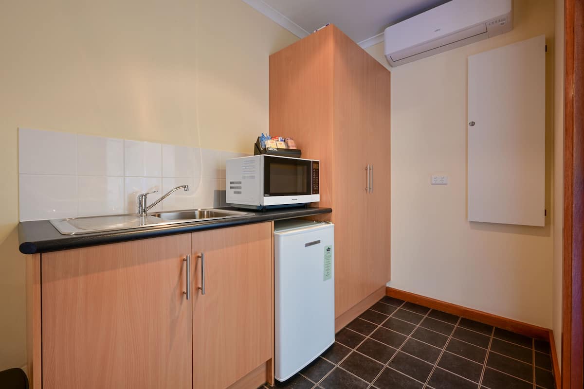 westland deluxe room | minibar, desk, iron/ironing board, free cots/infant beds