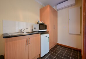 Westland Deluxe Room | Minibar, desk, iron/ironing board, free cribs/infant beds