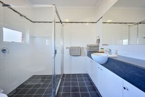 Minibar, escritorio, tabla de planchar con plancha y cunas gratuitas