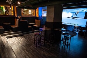 2 bars/lounges, pub