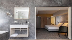 Junior Suite | Bathroom | Eco-friendly toiletries, hair dryer, towels - Fletcher Hotel - Restaurant Erica (Berg en Dal)