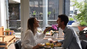 Free daily buffet breakfast