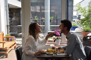 Café da manhã com buffet grátis todos os dias