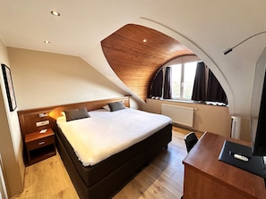 Phòng Suite Cao cấp | Bộ đồ giường cao cấp, minibar, két bảo mật tại phòng, bàn 
