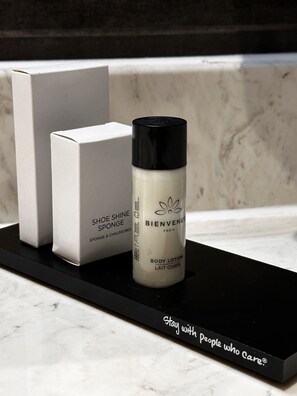 Tina con regadera, amenidades de baño gratuitas, secadora de cabello 