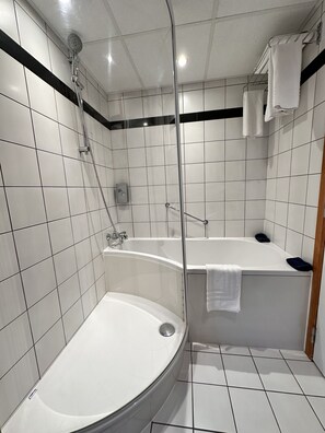 Bañera con ducha, artículos de tocador gratuitos, secador de pelo