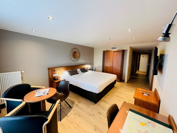 Executive tweepersoonskamer | Luxe beddengoed, een minibar, een kluis op de kamer, een bureau