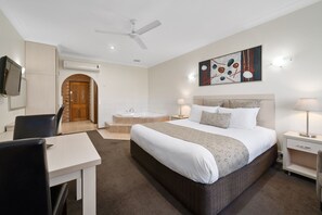 Executive King Spa | 迷你吧、熨斗/熨衣板、免費無線上網、床單