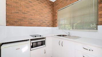 2 Bedroom Apartment | Cocina privada | Refrigerador, microondas, cafetera y tetera y tetera eléctrica