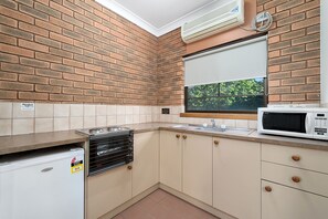 Deluxe Queen | 1 bedroom, minibar, iron/ironing board, free WiFi