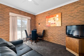 2 Bedroom Apartment | Wohnbereich | 32-Zoll-LCD-Fernseher mit Kabelempfang, Fernseher