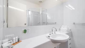 Superior Queen | Bathroom