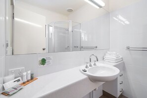 Superior Queen | Bathroom | Free toiletries, hair dryer, towels - Heritage Motor Inn Corowa (Corowa)