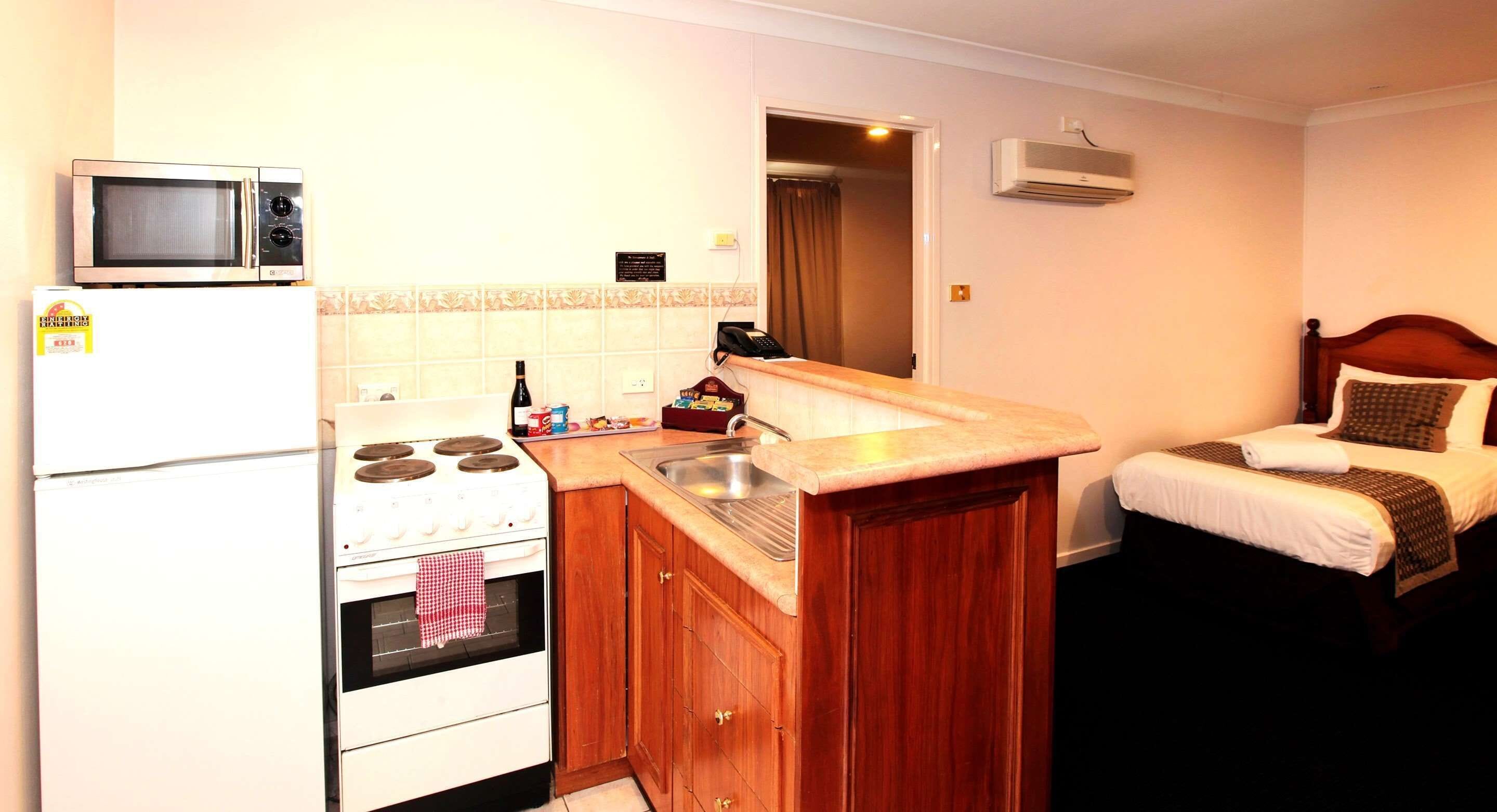 suite, multiple beds, non smoking, kitchenette | private kitchenette | fridge, microwave, coffee/tea maker, electric kettle