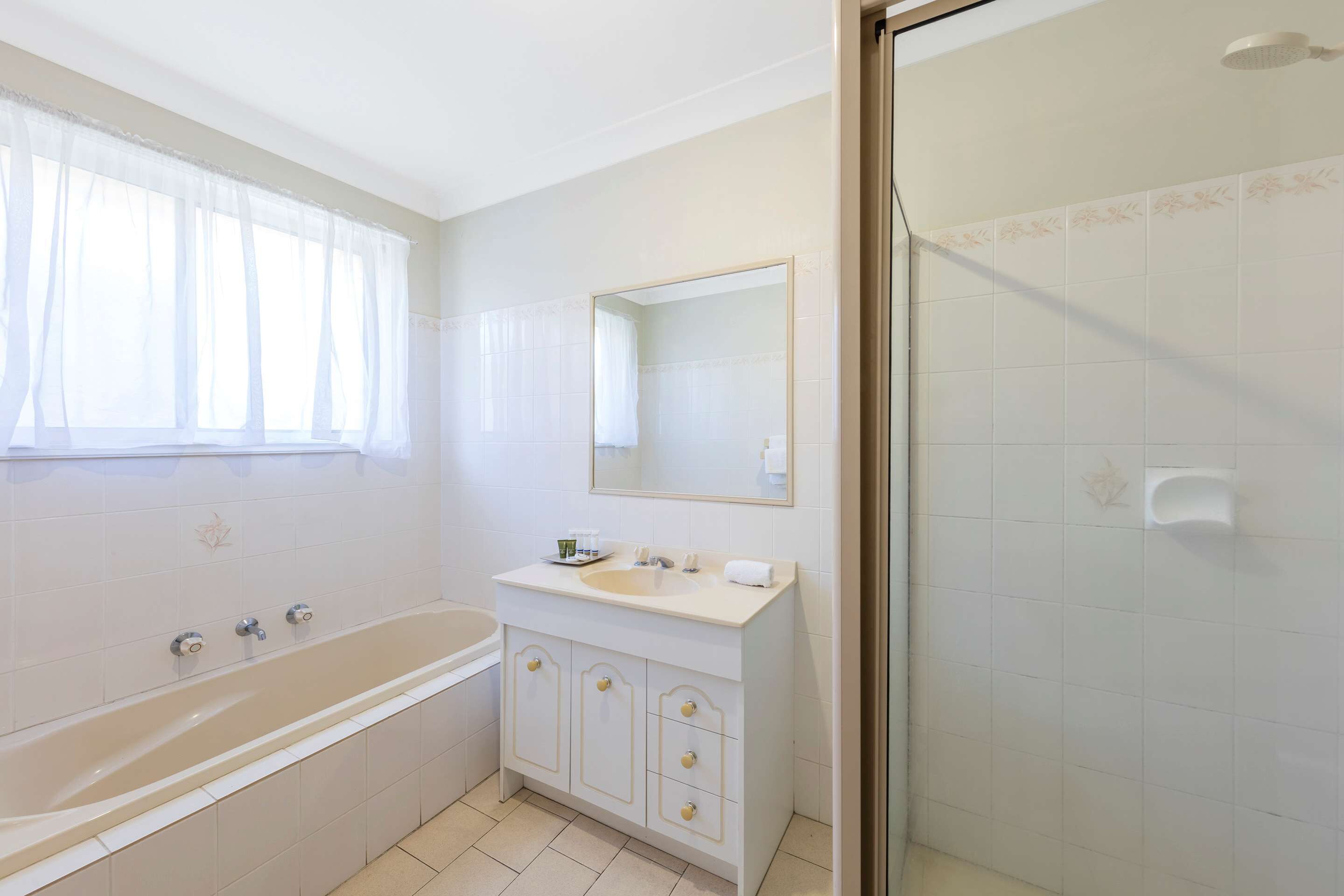 standard apartment, 2 bedrooms, non smoking | bathroom | free toiletries, hair dryer, towels, soap