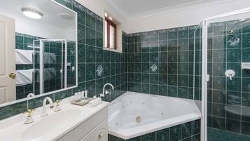 Executive-Zimmer, 1 Queen-Bett, Nichtraucher, Whirlpool | Badezimmer