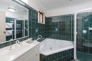 Executive Room, 1 Queen Bed, Non Smoking, Jetted Tub | Bathroom | Free toiletries, hair dryer, towels, soap