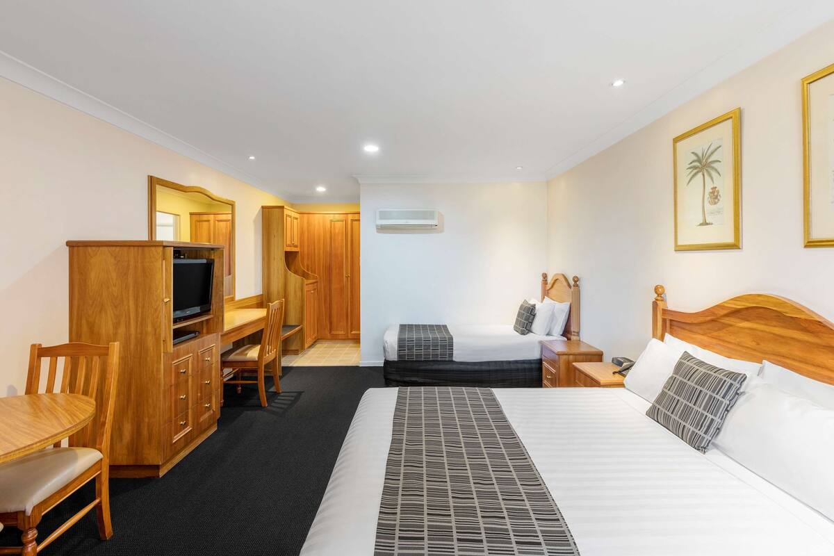 Premium bedding, minibar, blackout drapes, soundproofing
