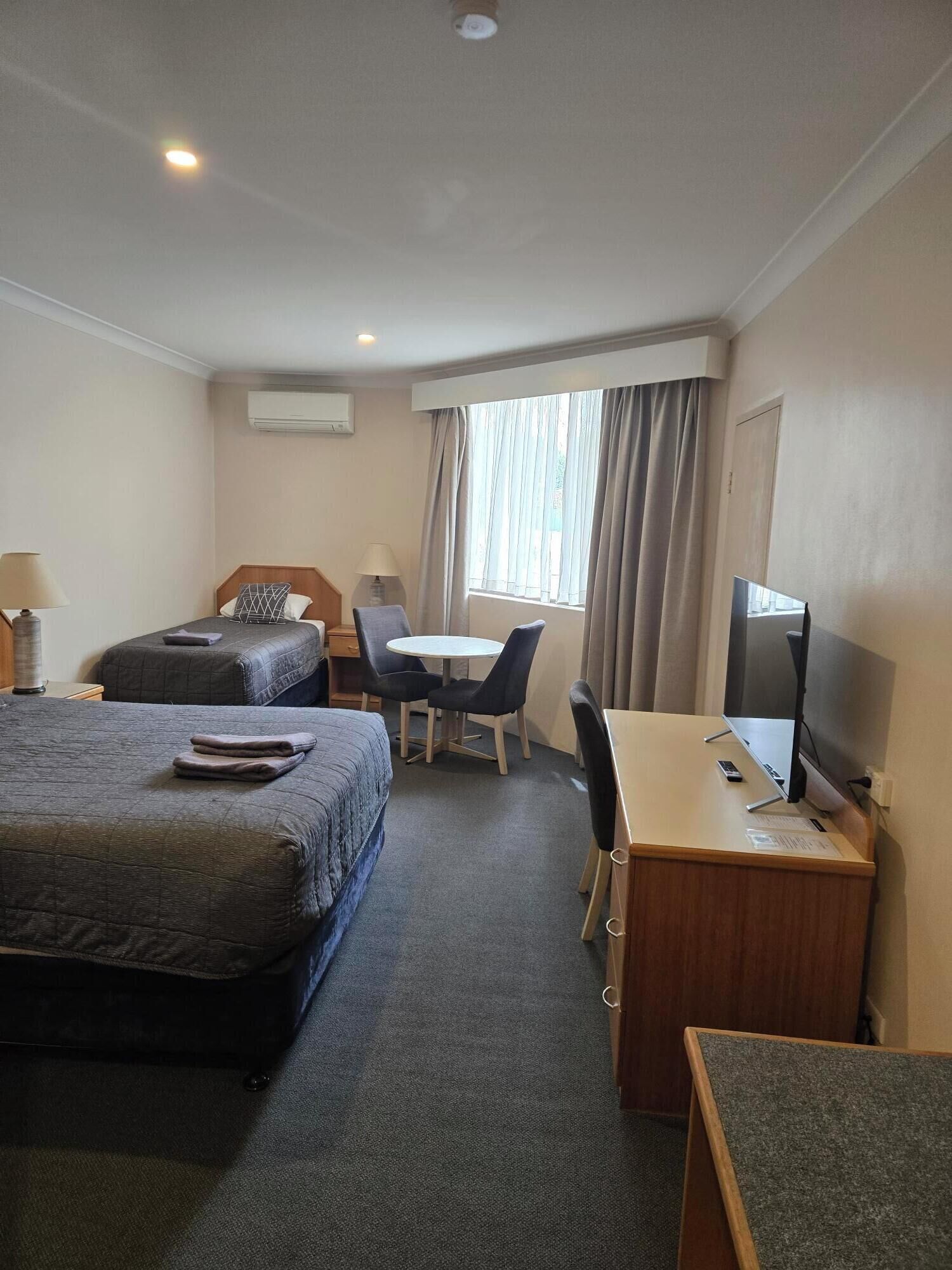 Escritorio, espacio para trabajar con laptop y cortinas blackout 