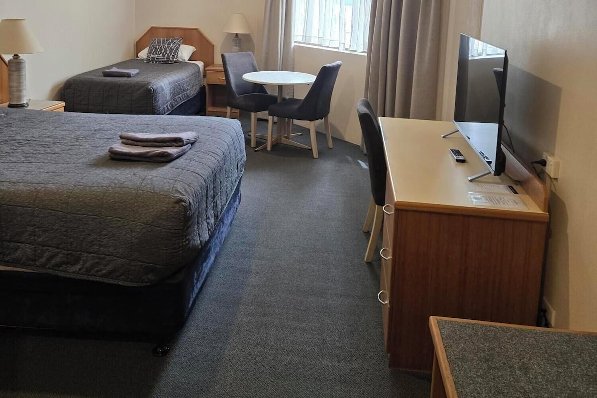 Escritorio, espacio para trabajar con laptop y cortinas blackout