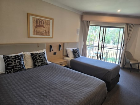 Vista desde la habitación. Charbonnier Motor Inn
