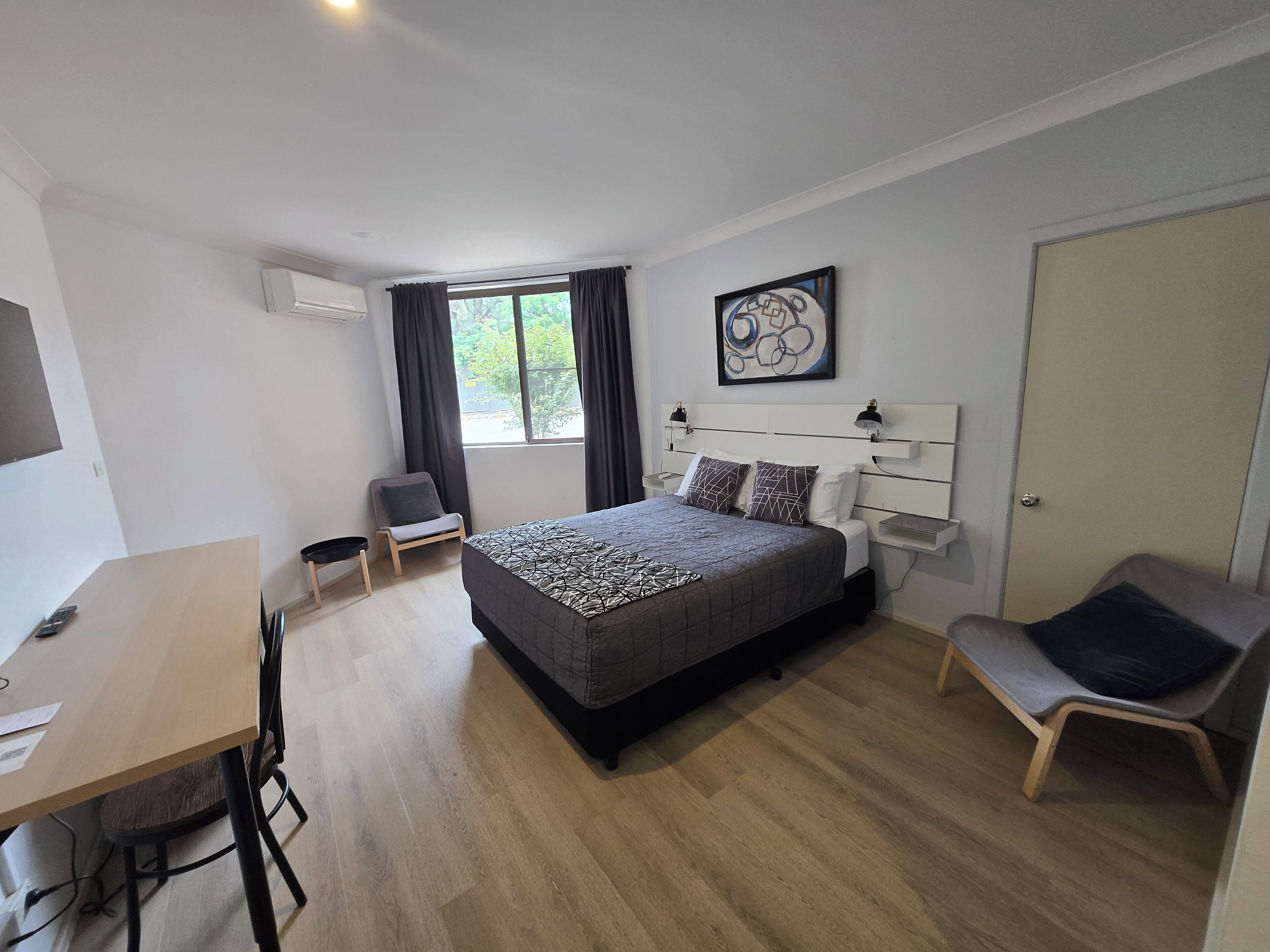 Escritorio, espacio para trabajar con laptop y cortinas blackout 