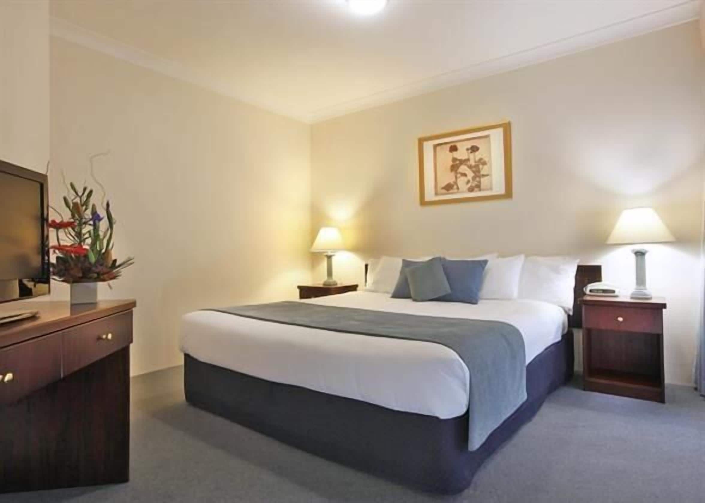 Escrivaninha, espaço de trabalho para notebook, cortinas blackout