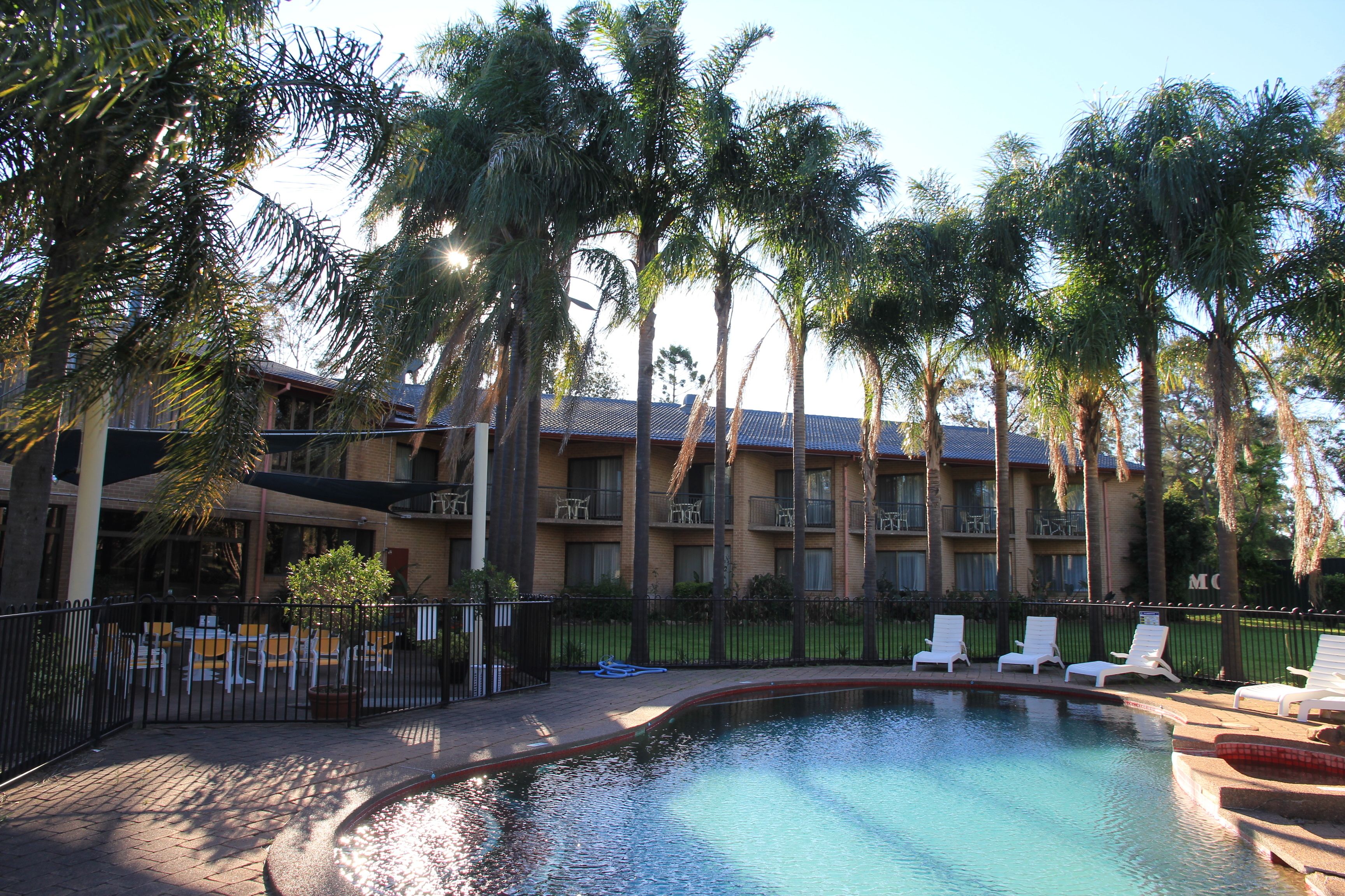 Piscina externa, espreguiçadeiras