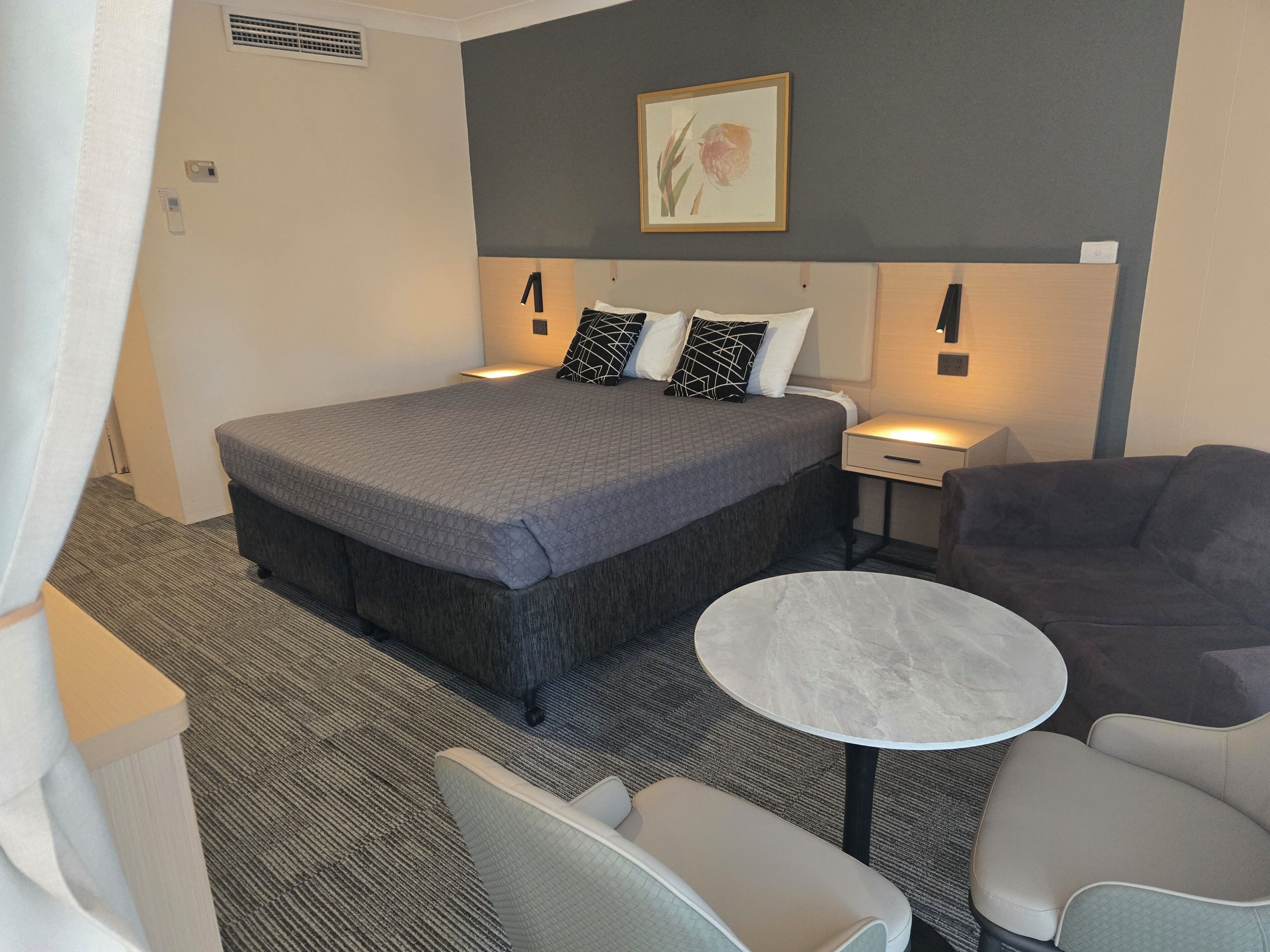 デスク、ノートパソコン用作業スペース、遮光カーテン、アイロン / アイロン台