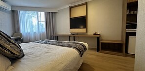 Chambre Standard, 1 très grand lit | Bureau, espace de travail pour ordinateurs portables