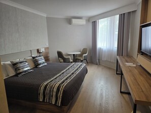 Escritorio, espacio para trabajar con laptop y cortinas blackout 