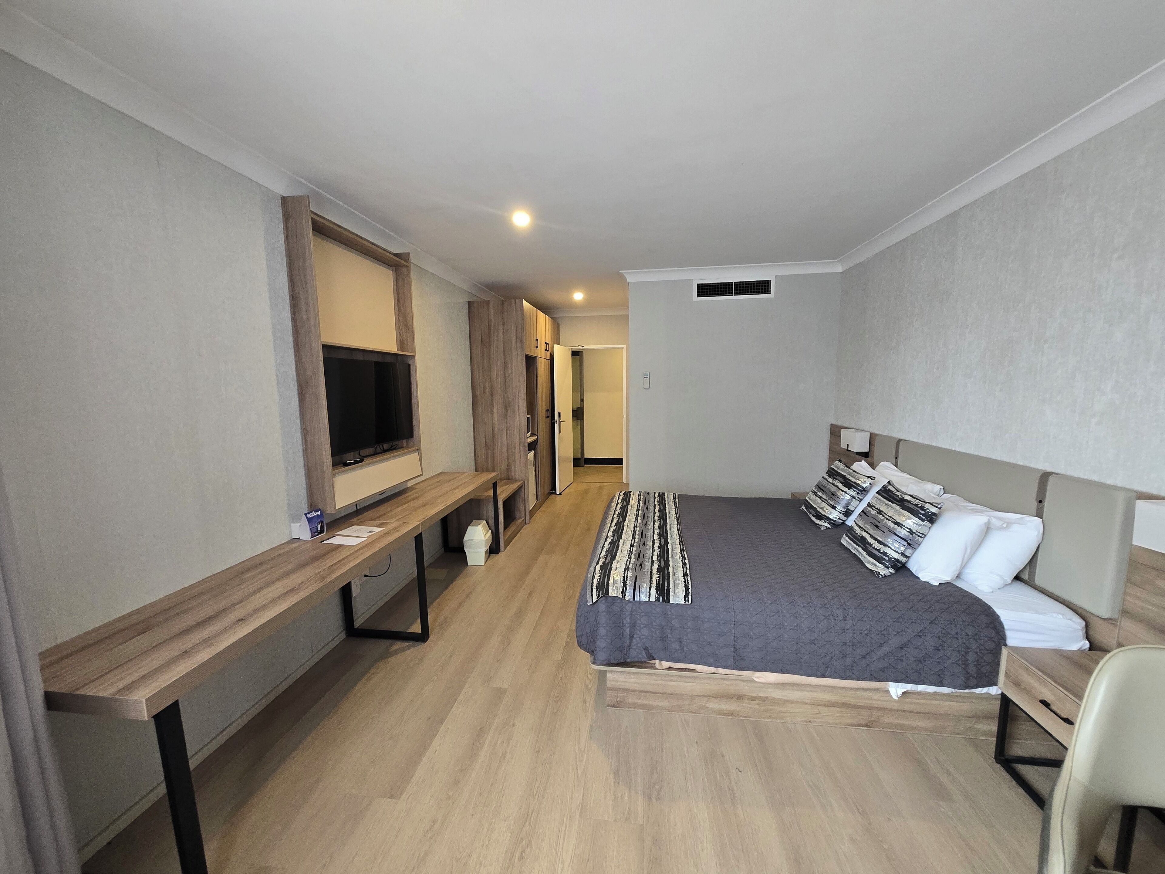 مكتب ومساحة عمل للكمبيوتر المحمول وستائر تعتيم ومكواة/لوح كي