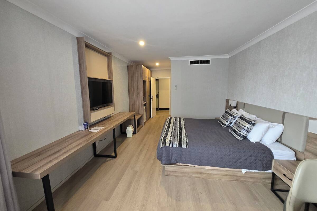 Standardzimmer, 1 King-Bett | Schreibtisch, laptopgeeigneter Arbeitsplatz, Verdunkelungsvorhänge