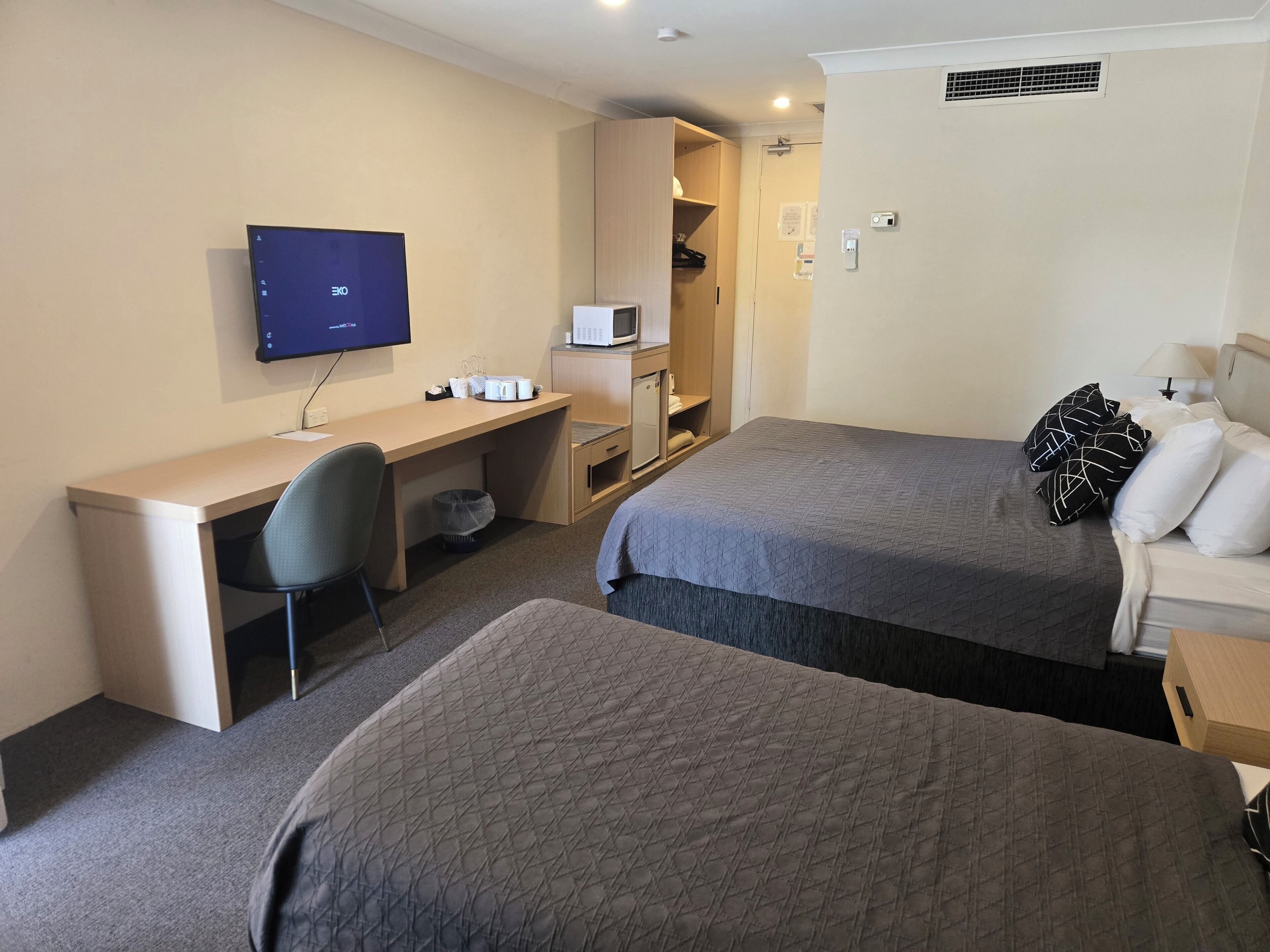 デスク、ノートパソコン用作業スペース、遮光カーテン、アイロン / アイロン台