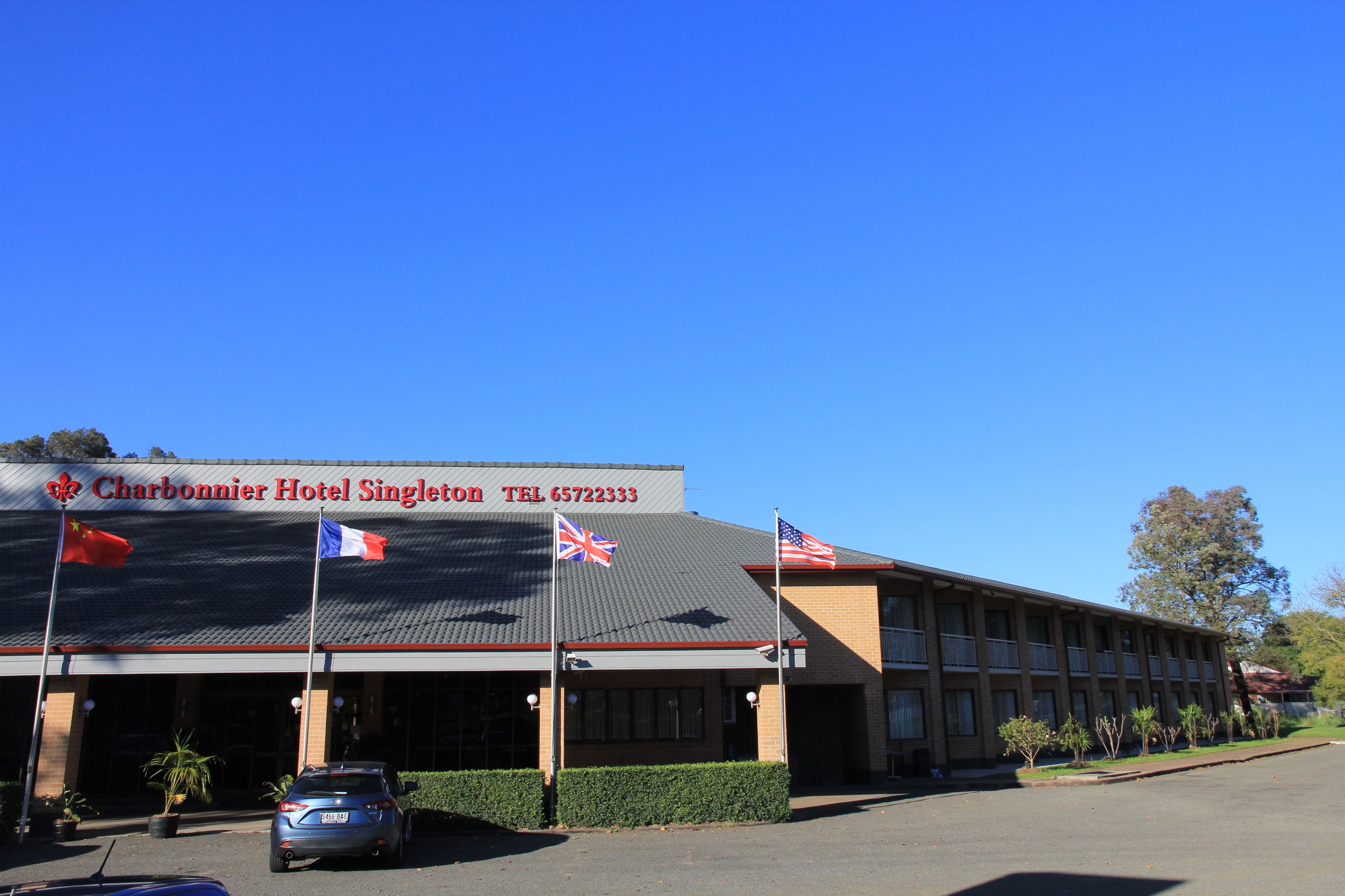 L'hôtel Charbonnier à Singleton, sous un ciel d'un bleu éclatant.