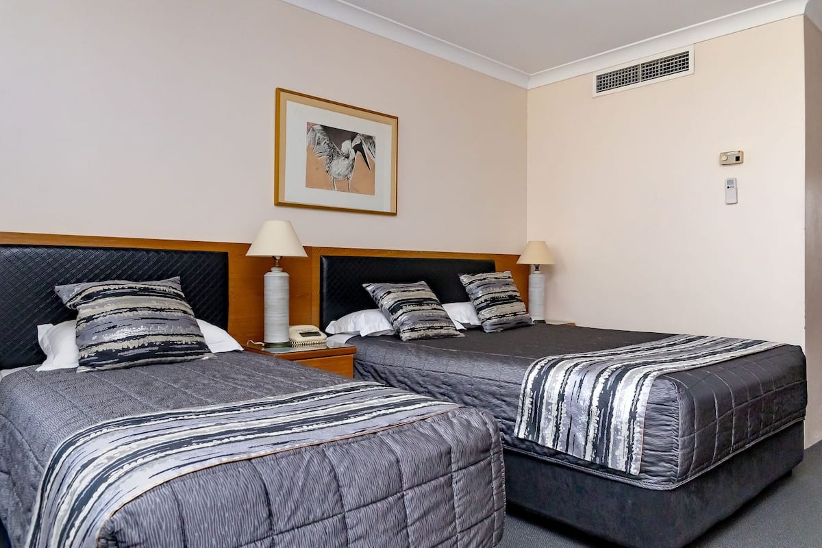 Schreibtisch, laptopgeeigneter Arbeitsplatz, Verdunkelungsvorhänge