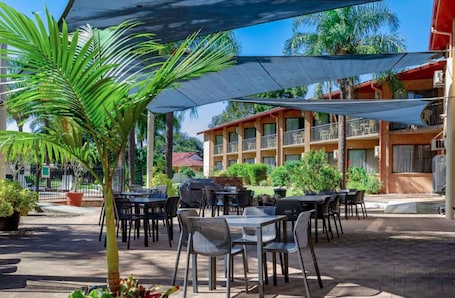 Área de parrillas y picnic. Charbonnier Motor Inn