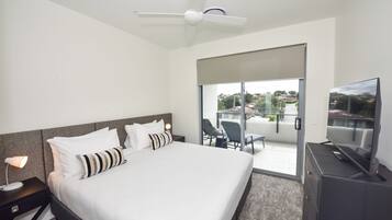 Executive 1 Bedroom Apartment | Desk, laptop workspace, iron/ironing board, free WiFi